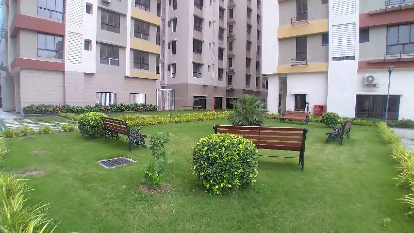 Well-maintained garden with benches at Galaxy Lodhi Greens residential complex in Lodhi Colony Delhi